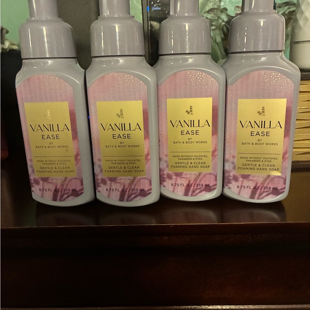 NWT Bath & Body Vanilla Ease 4 Pc Foaming Hand Soap - Picture 4 of 6